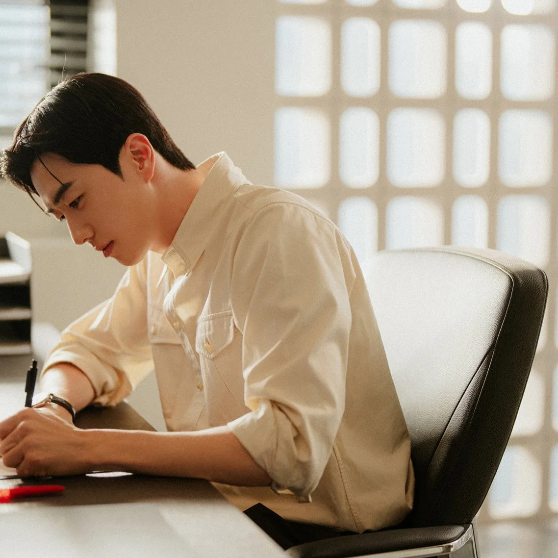 최애의 사원 원작 웹툰 기반 줄거리와 오피스 삼각 로맨스 설정